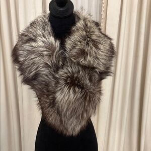 Saga fox fur silver fox collar